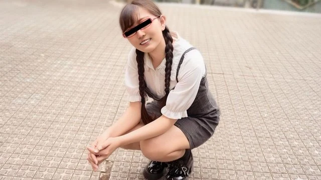 10musume-021426_01 A girl with red glasses who is also interested in developing her buttocks
