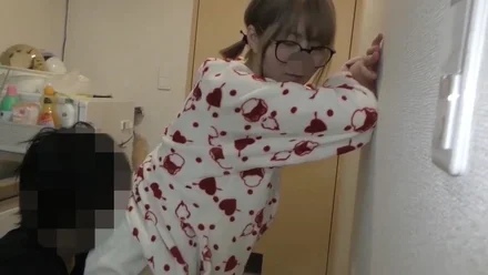 FC2-PPV-1745198 [None, personal photography, creampie] A 20-year-old vocational student who gets a foreign object and a cock inserted and creampied at home