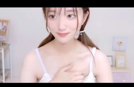 FC2-PPV-4799244 A fair-skinned, black-haired, and innocent girl who shows off her bold spread