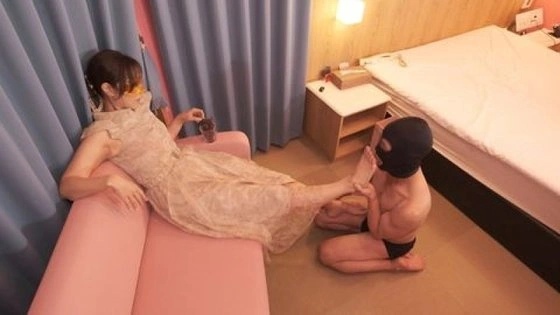 FC2-PPV-4975129 [Uncensored x Personal Filming] ★Slut Series★ Will the submissive man, who is fed by the feet of a sadistic housewife, be able to become the queen's futon?