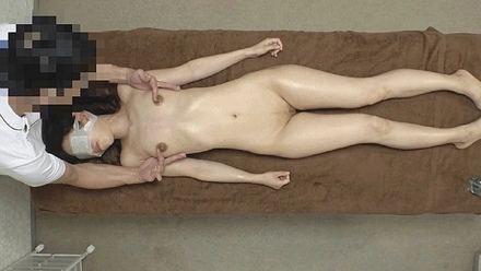 FC2-PPV-3966498 [Uncensored / Erotic Bonus Included] A slender beauty with small breasts and outstanding sensuality! Her sensitive nipples and pussy are stimulated with fingers, instruments, and tongues, and she wriggles and moans erotically. The therapist is aroused and immediately decides to go for a special!